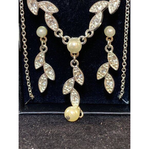 Avon Silver Tone Marquis Leaves Imitation Pearl Gift Set (1560) - Picture 4 of 4